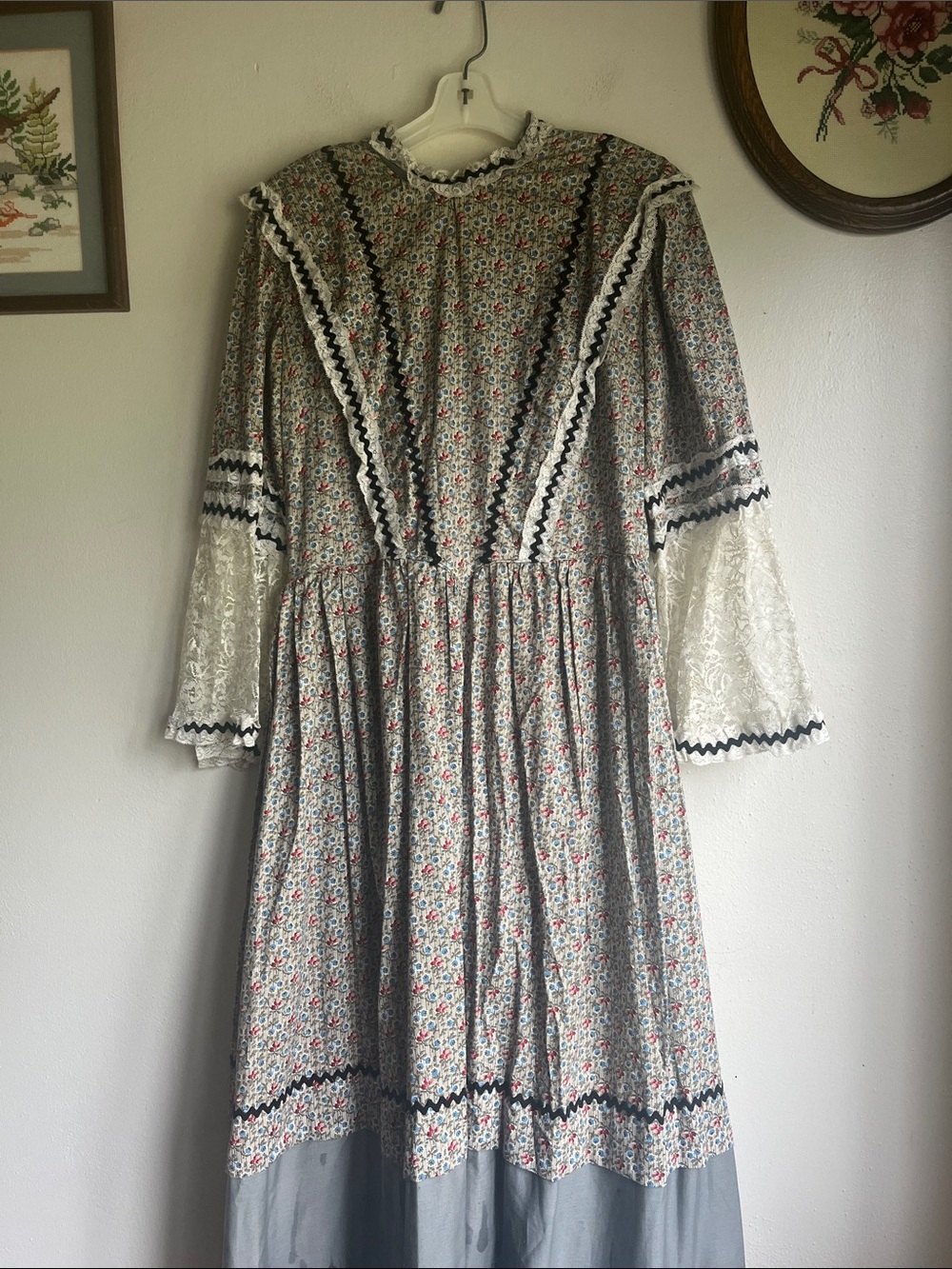 Vintage Floral Maxi Dress with Lace Trim in Blue, White, Red